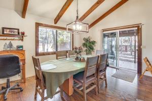 Spacious Cabin with Deck 7 Mi to Show Low!