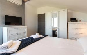 Nice Apartment In Vrsi With Swimming Pool