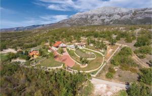 Four-Bedroom Holiday Home In Kijevo
