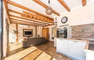Four-Bedroom Holiday Home In Kijevo