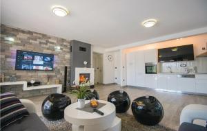 3 Bedroom Cozy Home In Grubine 
