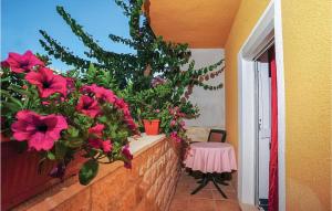 Two-Bedroom Apartment In Okrug Donji