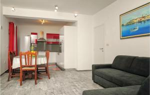 2 Bedroom Lovely Apartment In Okrug Donji 