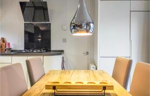 2 Bedroom Amazing Home In Heinkenszand