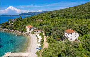 3 Bedroom Nice Apartment In Cres