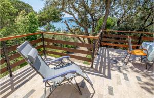 3 Bedroom Nice Apartment In Cres 