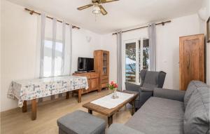 3 Bedroom Nice Apartment In Cres 