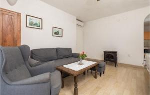 3 Bedroom Nice Apartment In Cres 