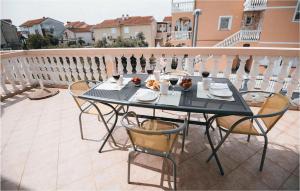 3 Bedroom Beautiful Apartment In Vodice 
