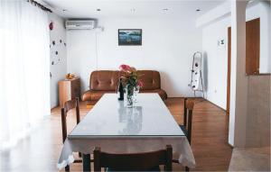 3 Bedroom Beautiful Apartment In Vodice 