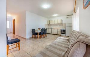 2 Bedroom Lovely Apartment In Kustici 