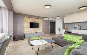 Gorgeous Apartment In Pjescana Uvala With Wifi 