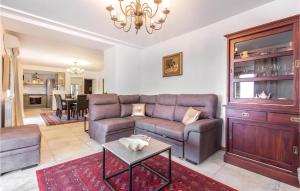 4 Bedroom Amazing Home In Praputnjak 