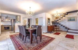 4 Bedroom Amazing Home In Praputnjak 