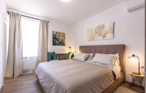 4 Bedroom Amazing Home In Praputnjak 