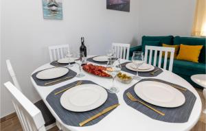 3 Bedroom Nice Apartment In Komarna