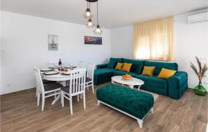 3 Bedroom Nice Apartment In Komarna