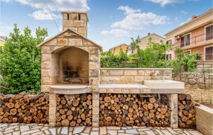 Nice Apartment In Cres With Kitchen