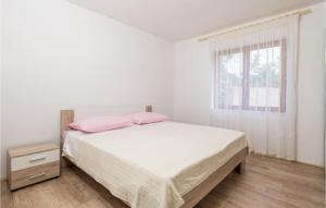 Nice Apartment In Cres With Kitchen