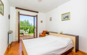 Lovely Apartment In Vantacici