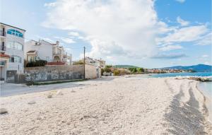 1 Bedroom Cozy Apartment In Slatine 