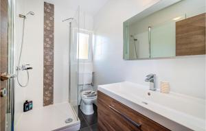 Beautiful Home In Posedarje With Wifi