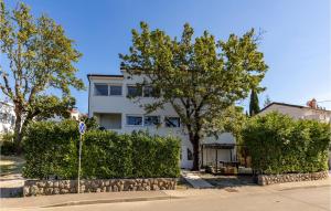 Lovely Apartment In Njivice With Wifi