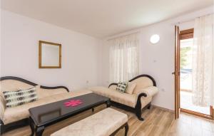 Four-Bedroom Holiday Home In Pakostane