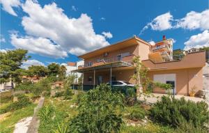 2 Bedroom Nice Apartment In Trogir 