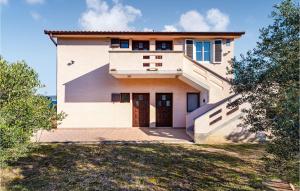 Cozy Apartment In Nevidane With Kitchen