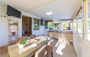 2 Bedroom Stunning Home In Kastel Kambelovac 