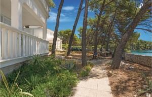 Six-Bedroom Holiday Home In Sibenik