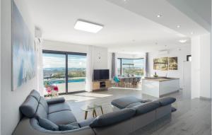 Stunning Home In Kucine