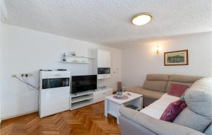 Awesome Home In Rtina With House Sea View 