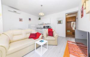 2 Bedroom Nice Apartment In Trogir 