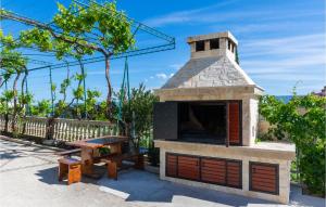 Gorgeous Apartment In Duce With Wifi