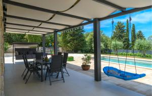 Amazing Home In Peroj With Wifi