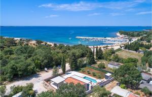 Amazing Home In Peroj With Wifi