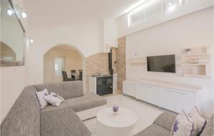 Beautiful Home In Donji Prolozac