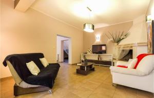 8 Bedroom Gorgeous Home In Cere