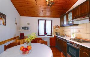 2 Bedroom Cozy Apartment In Umag