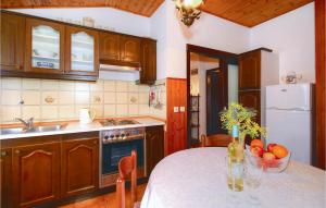 2 Bedroom Cozy Apartment In Umag