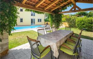 Lovely Home In Perci With Kitchen 