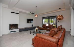 Stunning Home In Imotski With Jacuzzi 