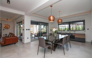 Stunning Home In Imotski With Jacuzzi 