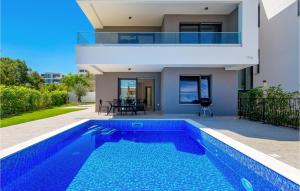 3 Bedroom Cozy Apartment In Malinska