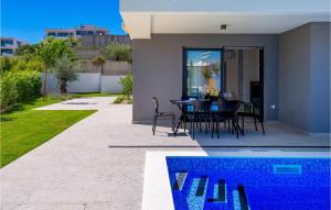 3 Bedroom Cozy Apartment In Malinska