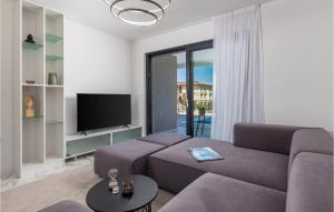 3 Bedroom Cozy Apartment In Malinska 