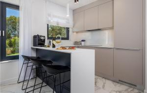 3 Bedroom Cozy Apartment In Malinska 