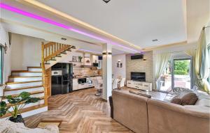 Three-Bedroom Holiday Home In Grab